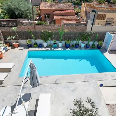 Dom wakacyjny Paloma With Private Pool, Located 350m To The Sea And Tram Station!