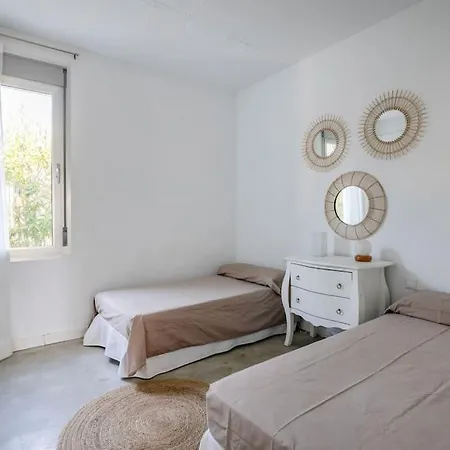 Dom wakacyjny Paloma With Private Pool, Located 350m To The Sea And Tram Station!