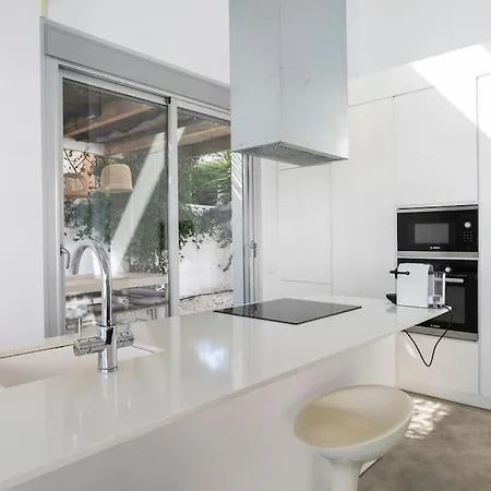 Dom wakacyjny Paloma With Private Pool, Located 350m To The Sea And Tram Station!