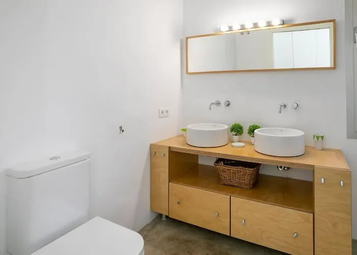 Paloma With Private Pool, Located 350m To The Sea And Tram Station! Prázdninový dům