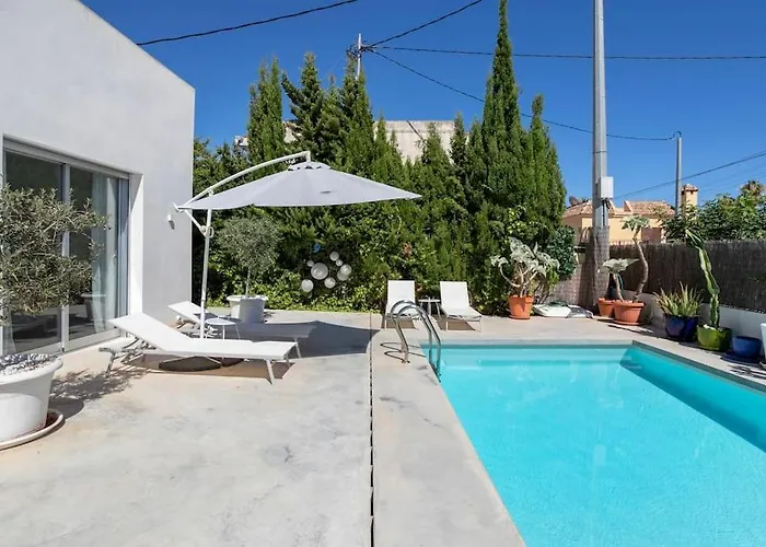 Paloma With Private Pool, Located 350m To The Sea And Tram Station! Prázdninový dům *
