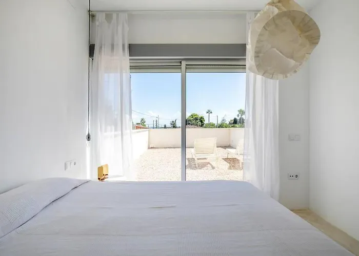Paloma With Private Pool, Located 350m To The Sea And Tram Station! Prázdninový dům *
